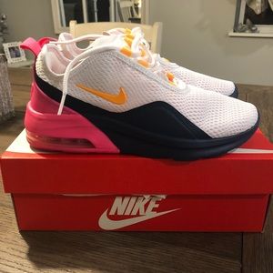 Nike Air Max Motion 2 tennis shoes